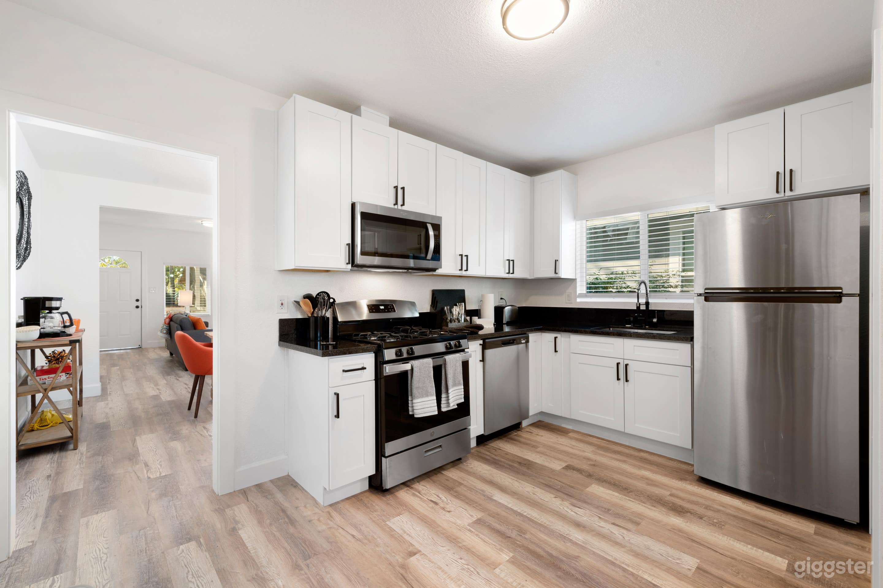 Lovely 2 bdrm House Close to Downtown Sacramento Photo 2