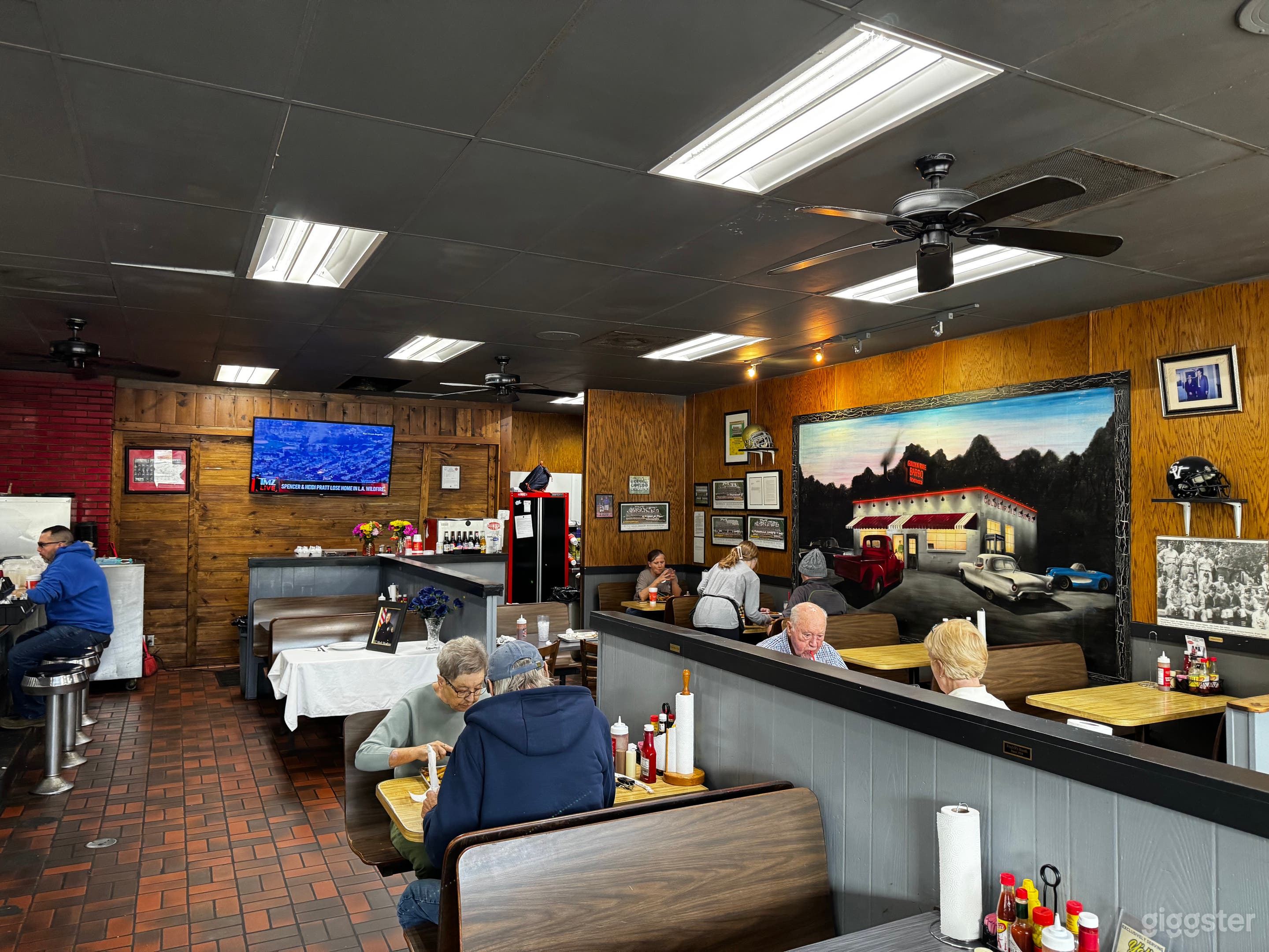 Middle Dining Room Featuring Mural