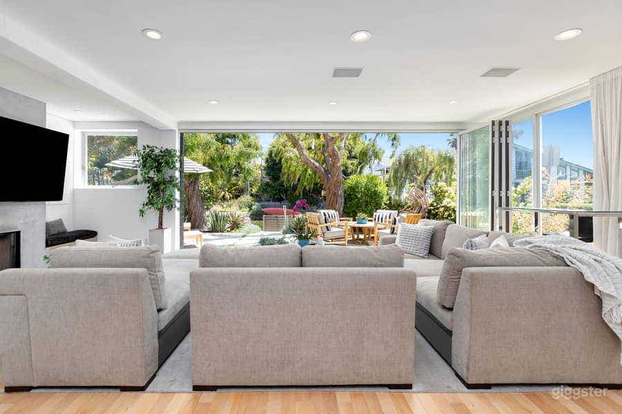 *NEW* Venice Canal Modern Waterfront House Photo 2