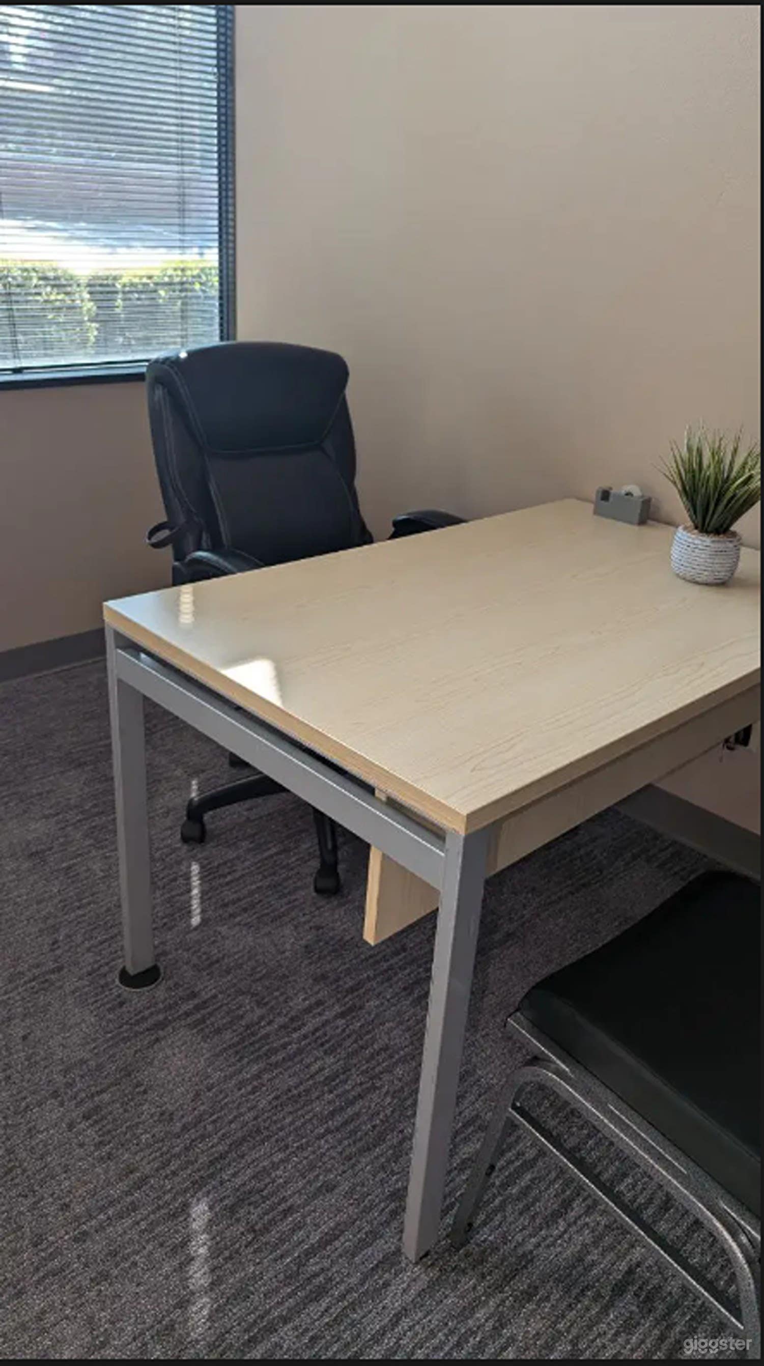 Cozy 130 Sq Ft Office Photo 2