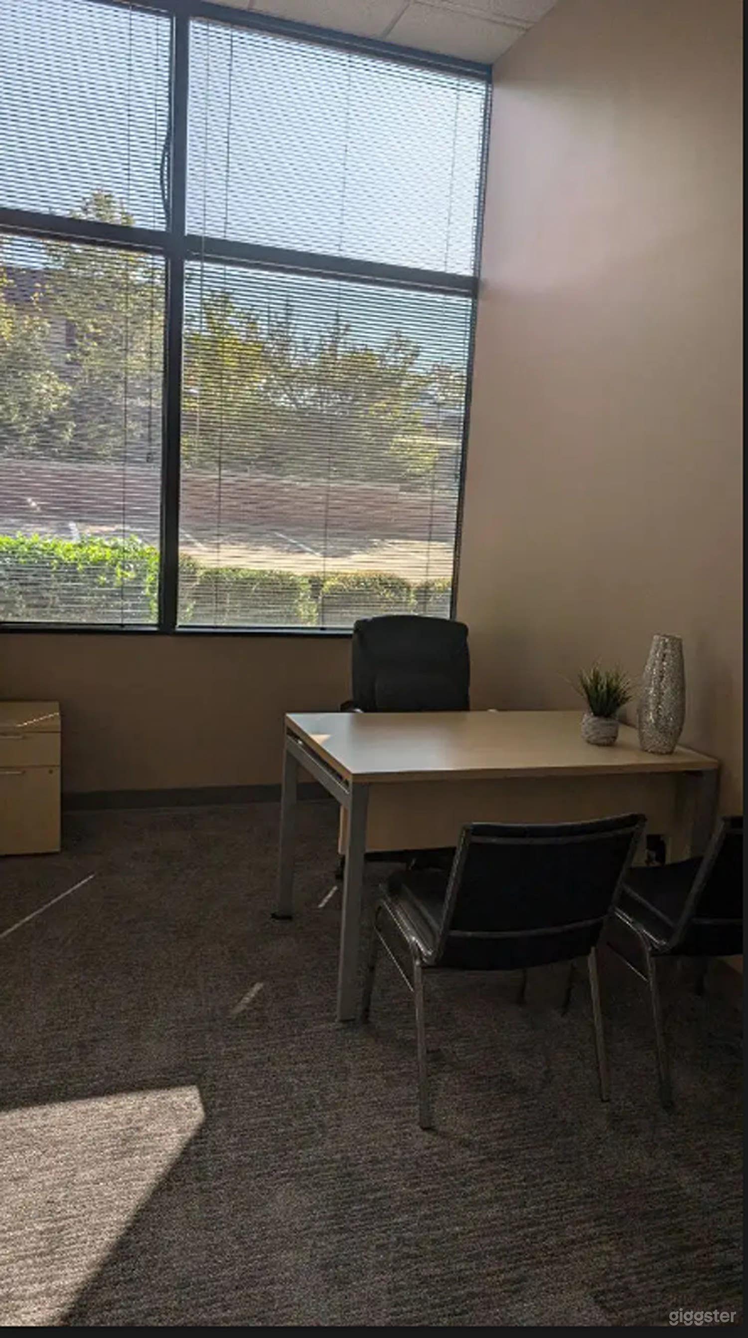 Cozy 130 Sq Ft Office Photo 1