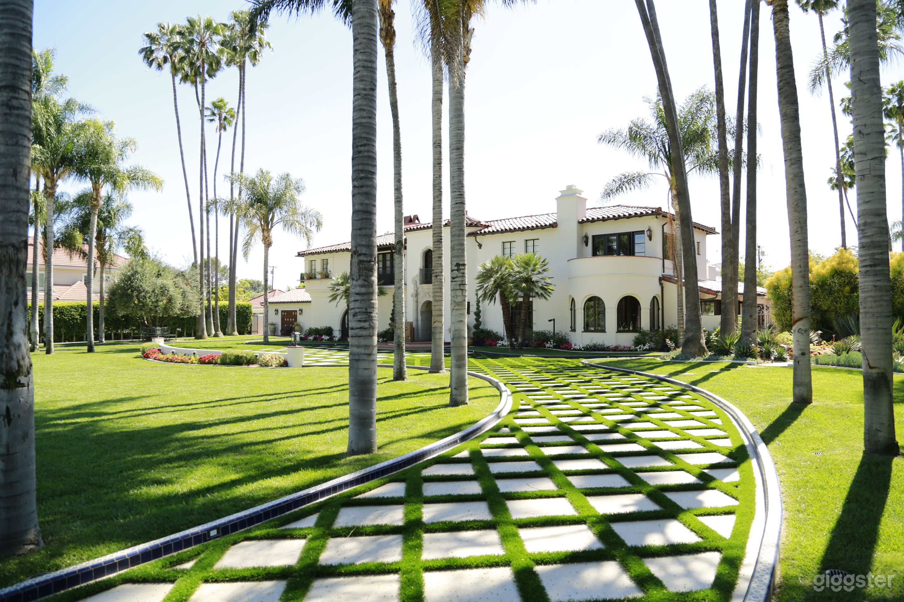 High End Mansion - 1/2 price of Beverly Hills  Photo 1