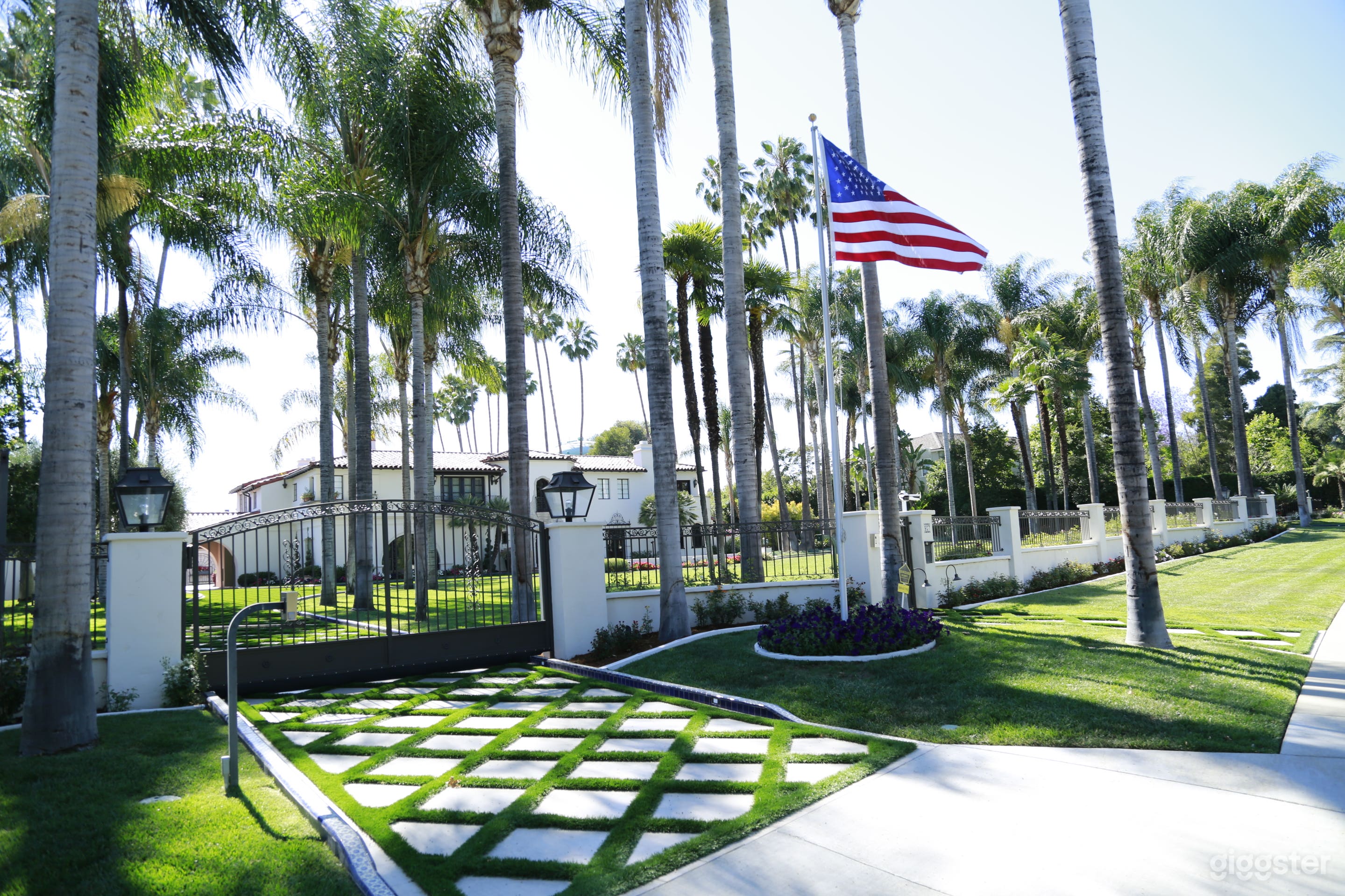 High End Mansion - 1/2 price of Beverly Hills  Photo 2