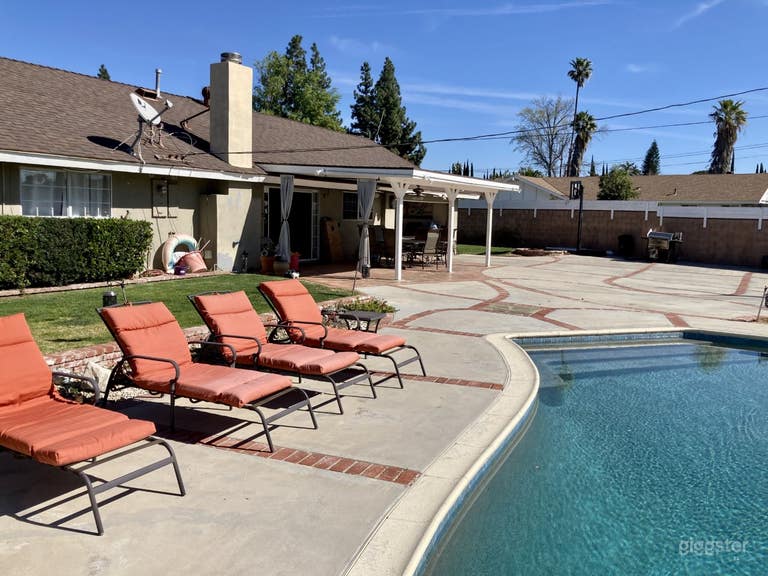  Beautiful Entertainer's Backyard, large corner lot 