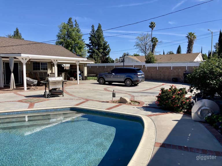  Beautiful Entertainer's Backyard, large corner lot 