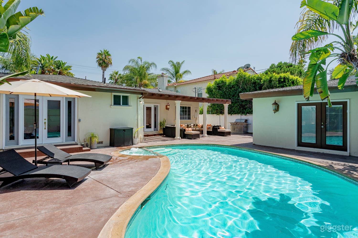 Cozy Home with Pool Jacuzzi Universal sleeps 16 Photo 1