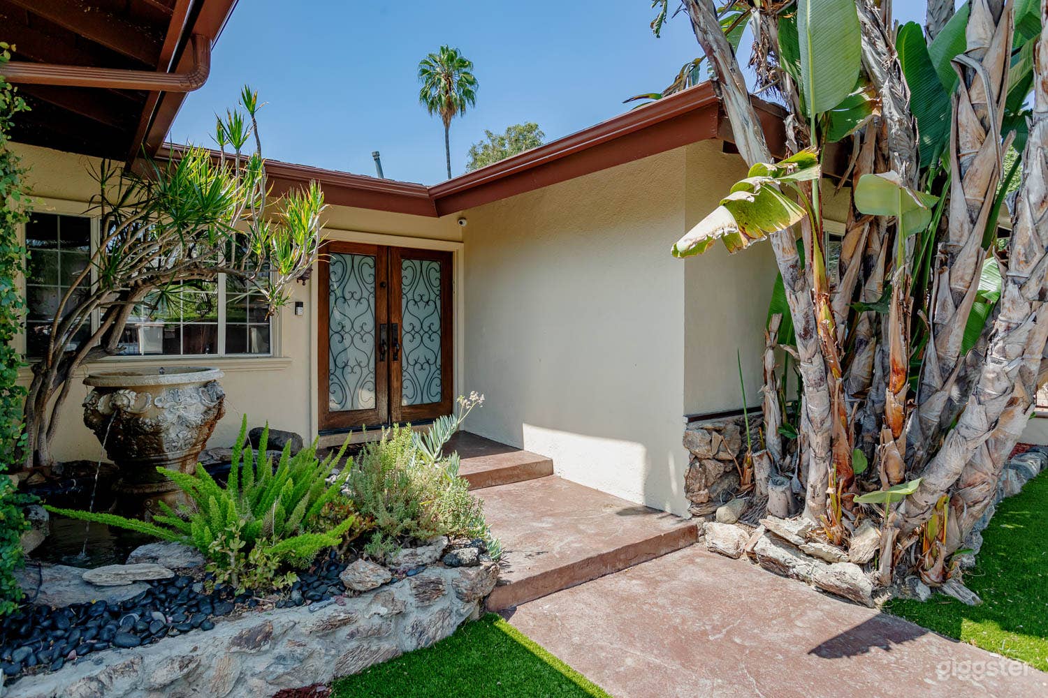 Cozy Home with Pool Jacuzzi Universal sleeps 16 Photo 3