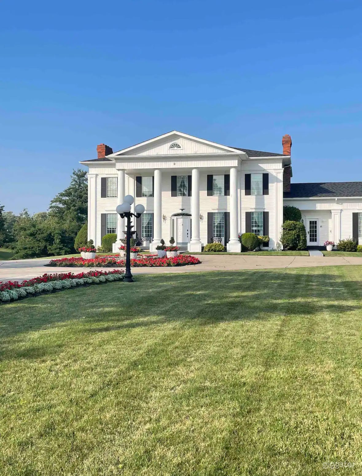 The White Mansion Photo 1