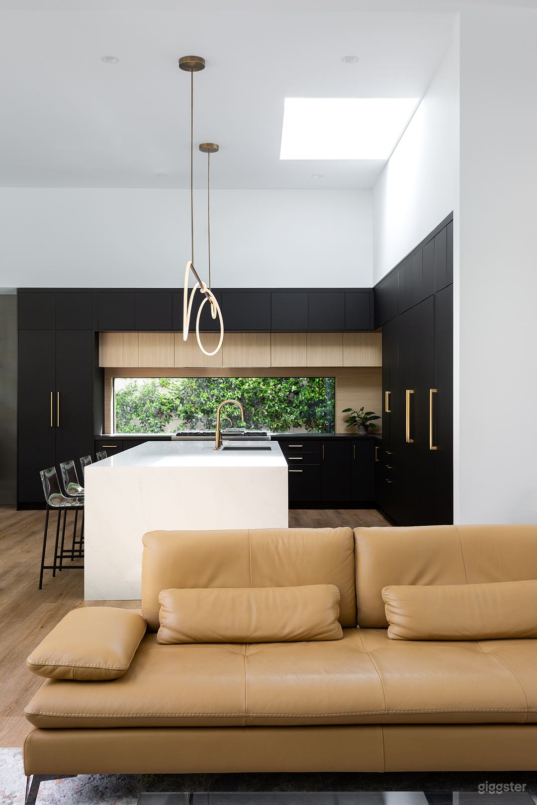 Open Plan High Ceiling Modern Home Photo 3