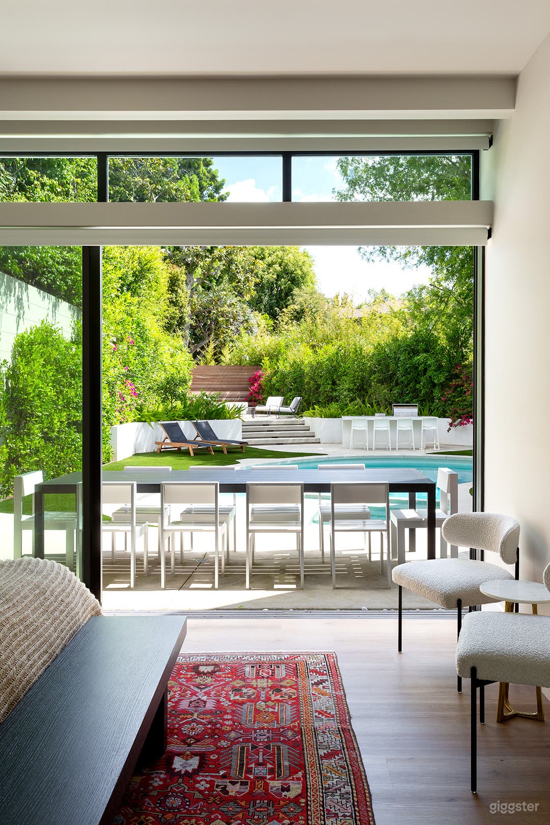 Open Plan High Ceiling Modern Home Photo 4