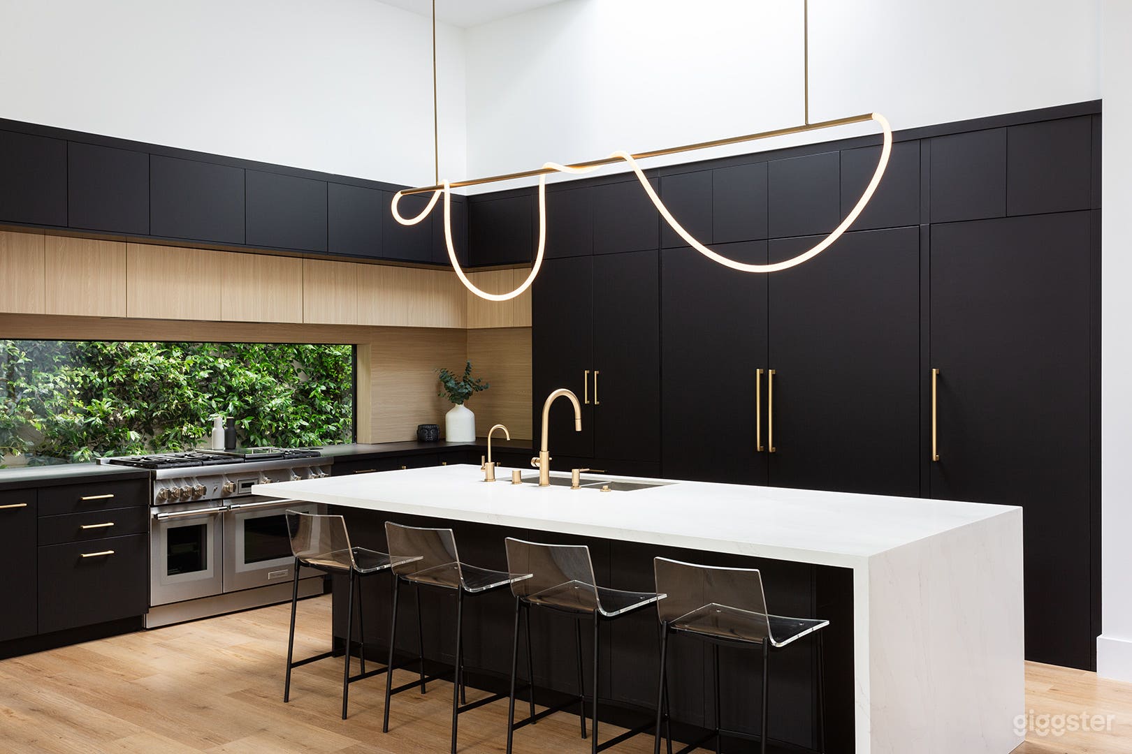 Open Plan High Ceiling Modern Home Photo 2