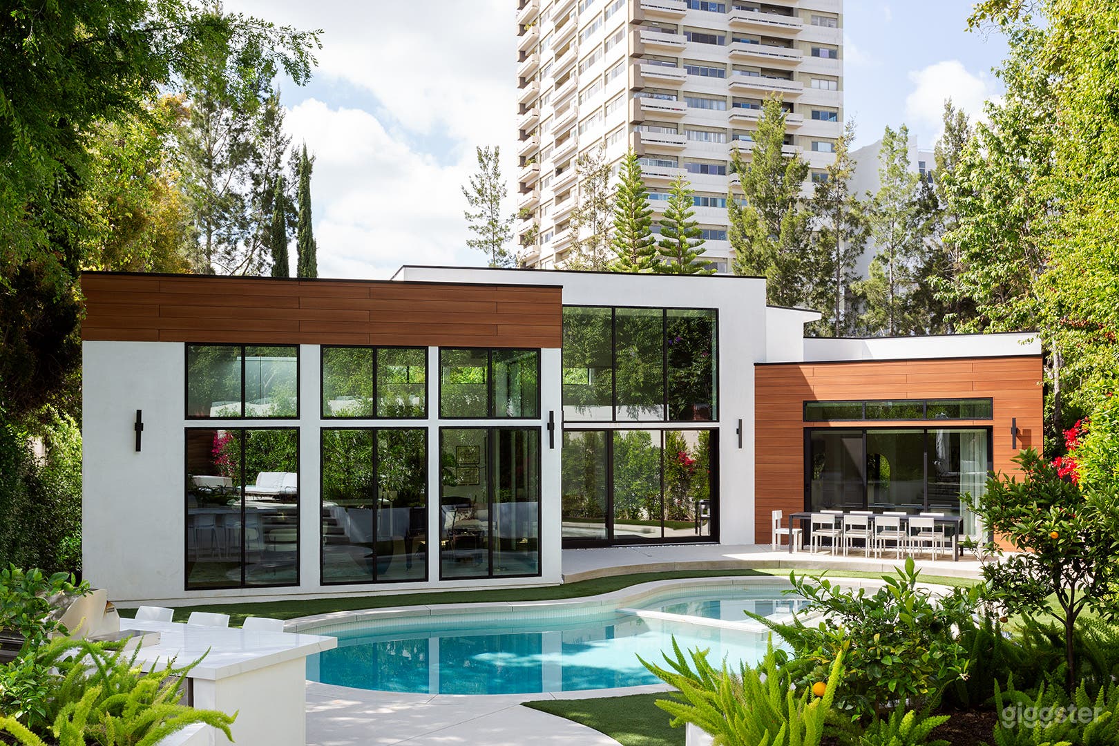 Open Plan High Ceiling Modern Home Photo 1