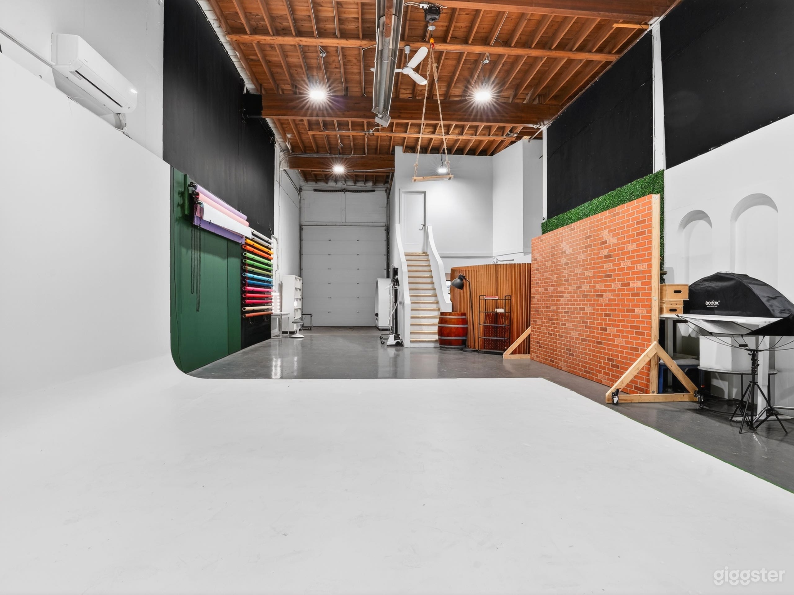 Spacious High Ceilings North Vancouver Photo Studio Photo 1