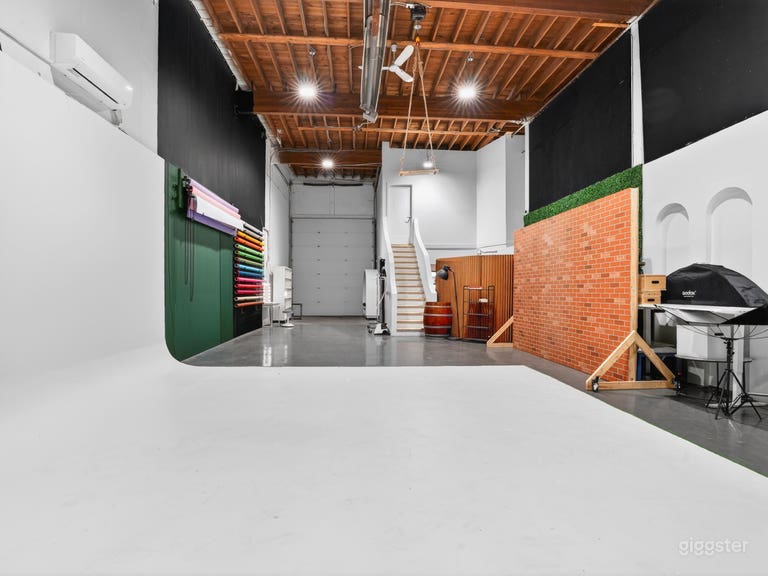  Estudio fotográfico en North Vancouver con techos altos y amplio espacio 