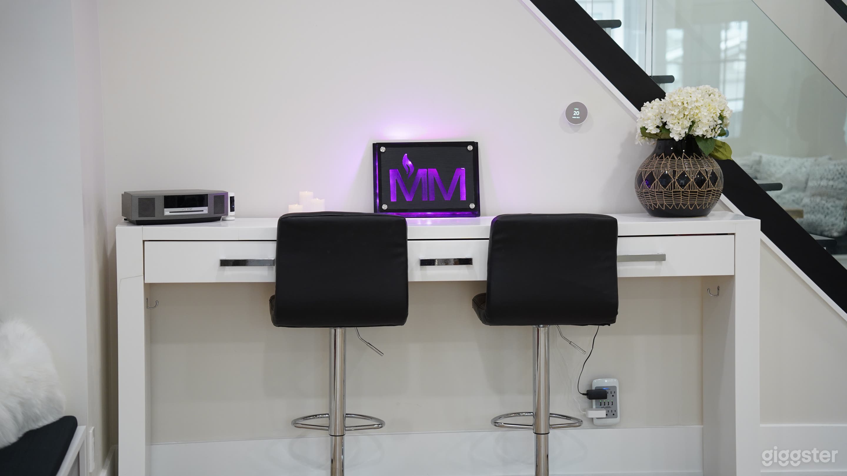 Creator's Dream: Downtown Studio with TTC Access! Photo 2