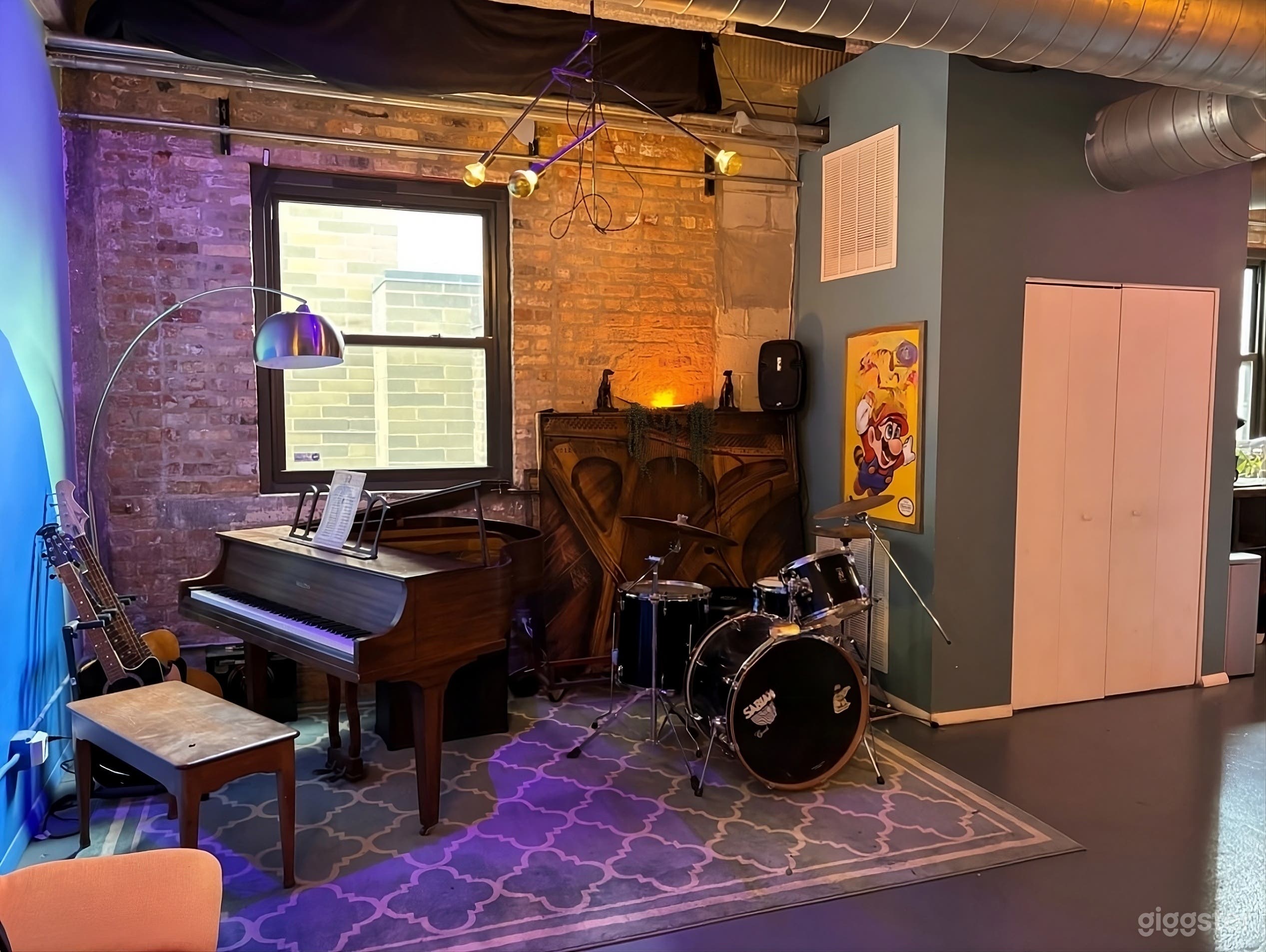 Creative Loft Lounge with Murals, Stage & Green Room Photo 3