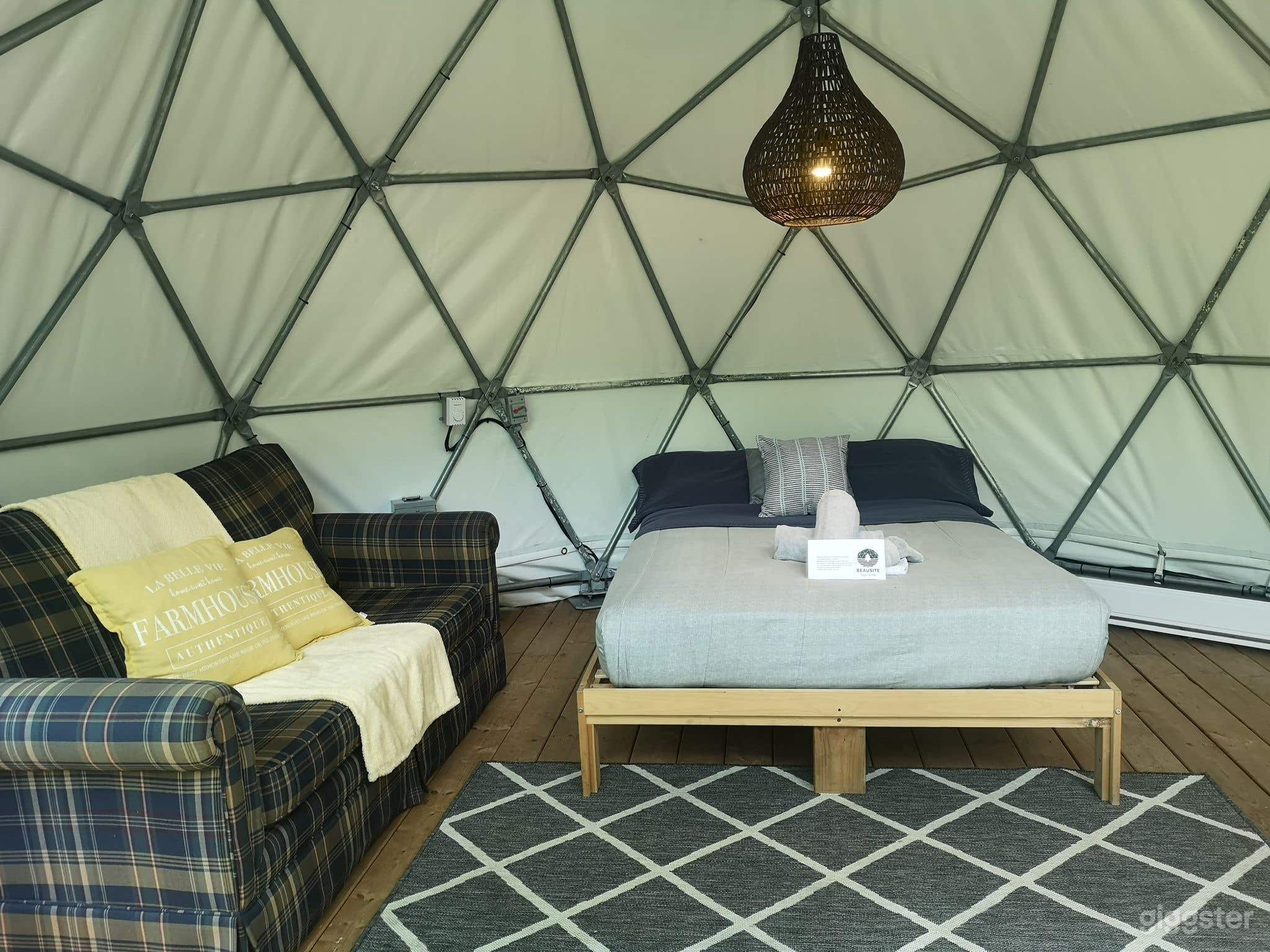 Beautiful propretie in nature with water and monts Photo 2