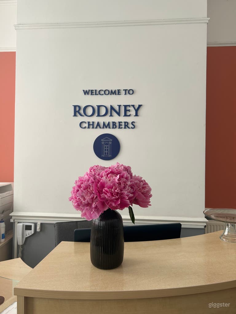  Bright Service and Office Rental Space in London 