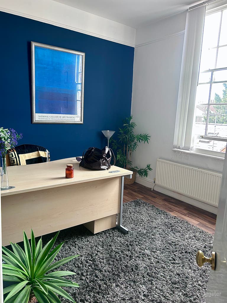  Bright Service and Office Rental Space in London 