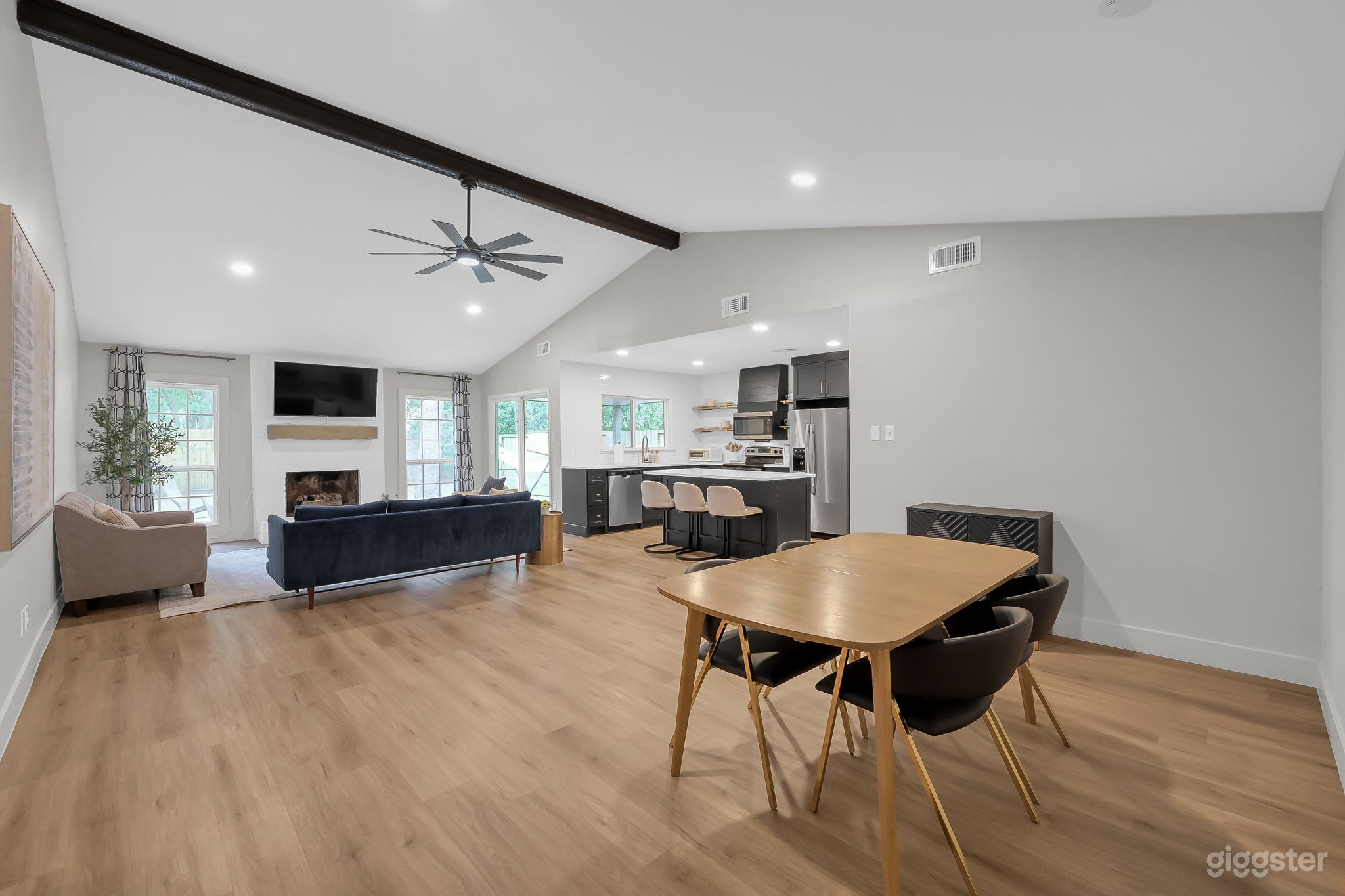 Modern Suburban Home in The Woodlands, TX Photo 4