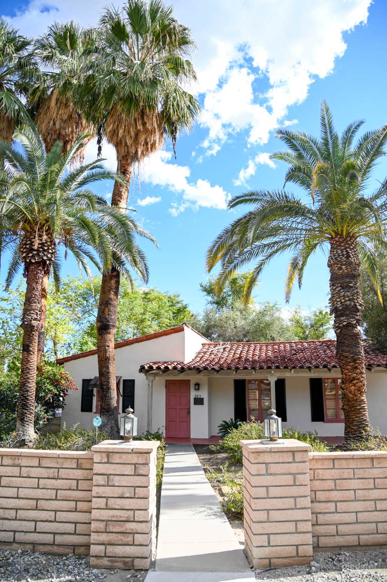  Palm Springs Club Available for Rent 