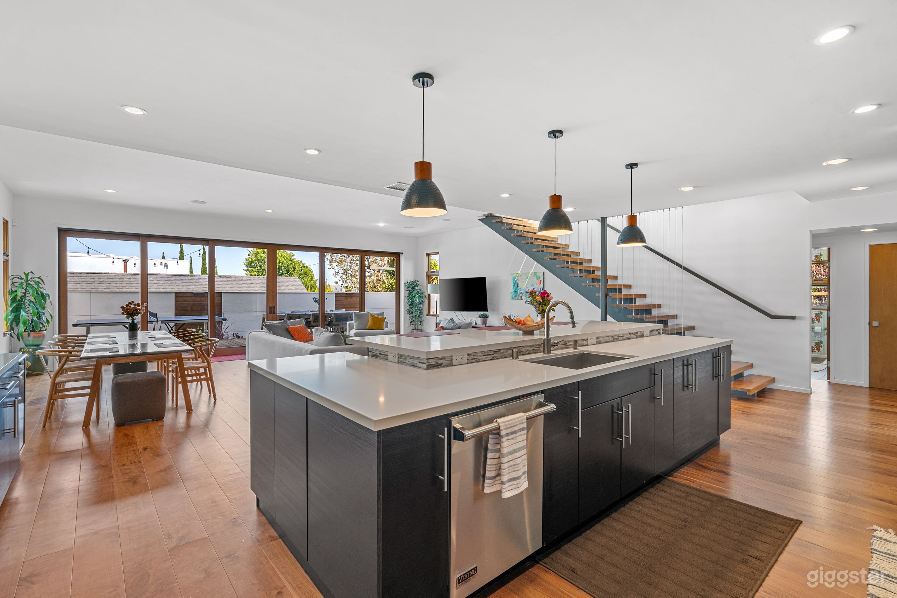 Gorgeous Modern Home - open layout + 4 bdr + pool Photo 4