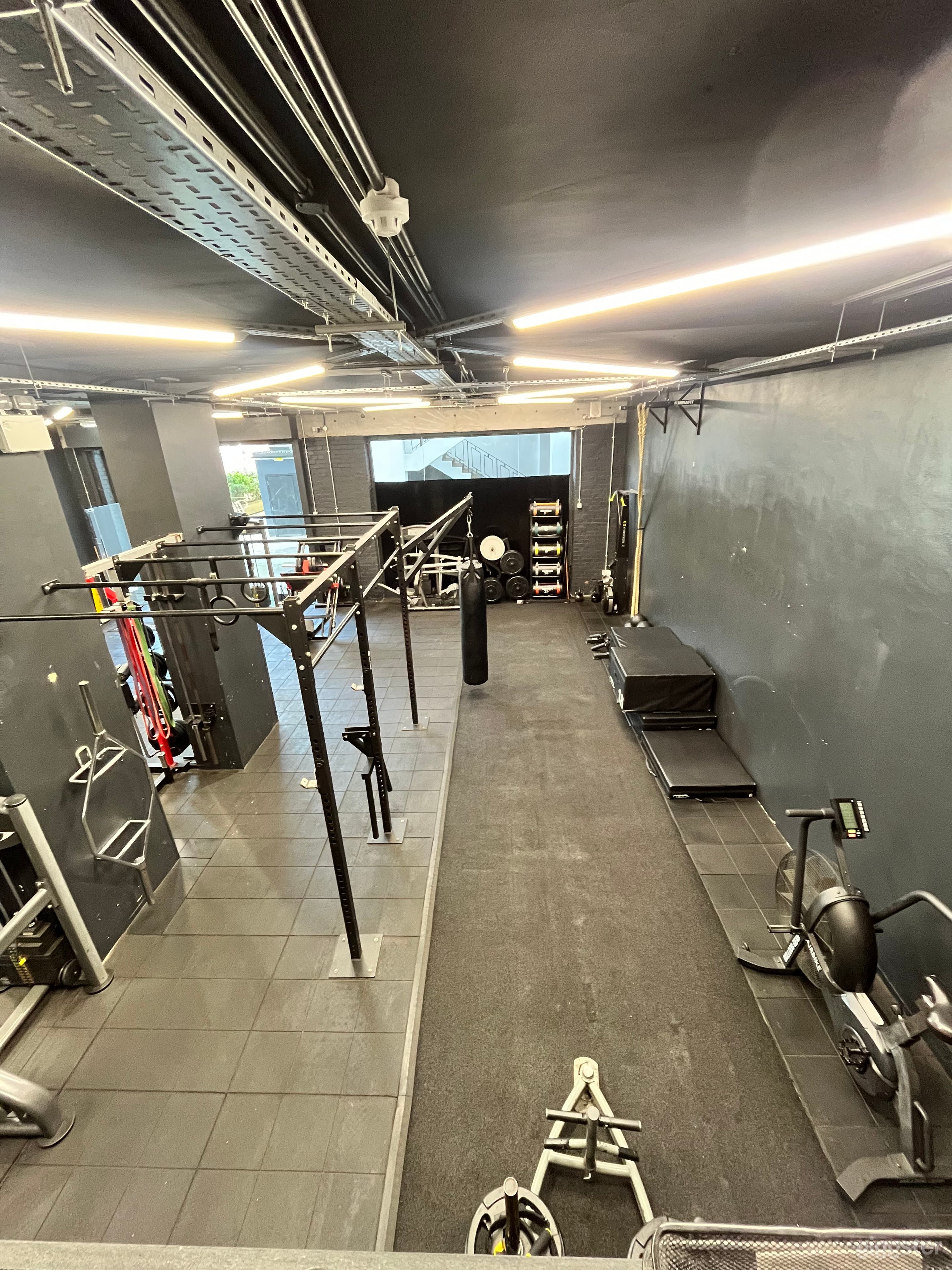 Private, central well equipped gym Photo 4