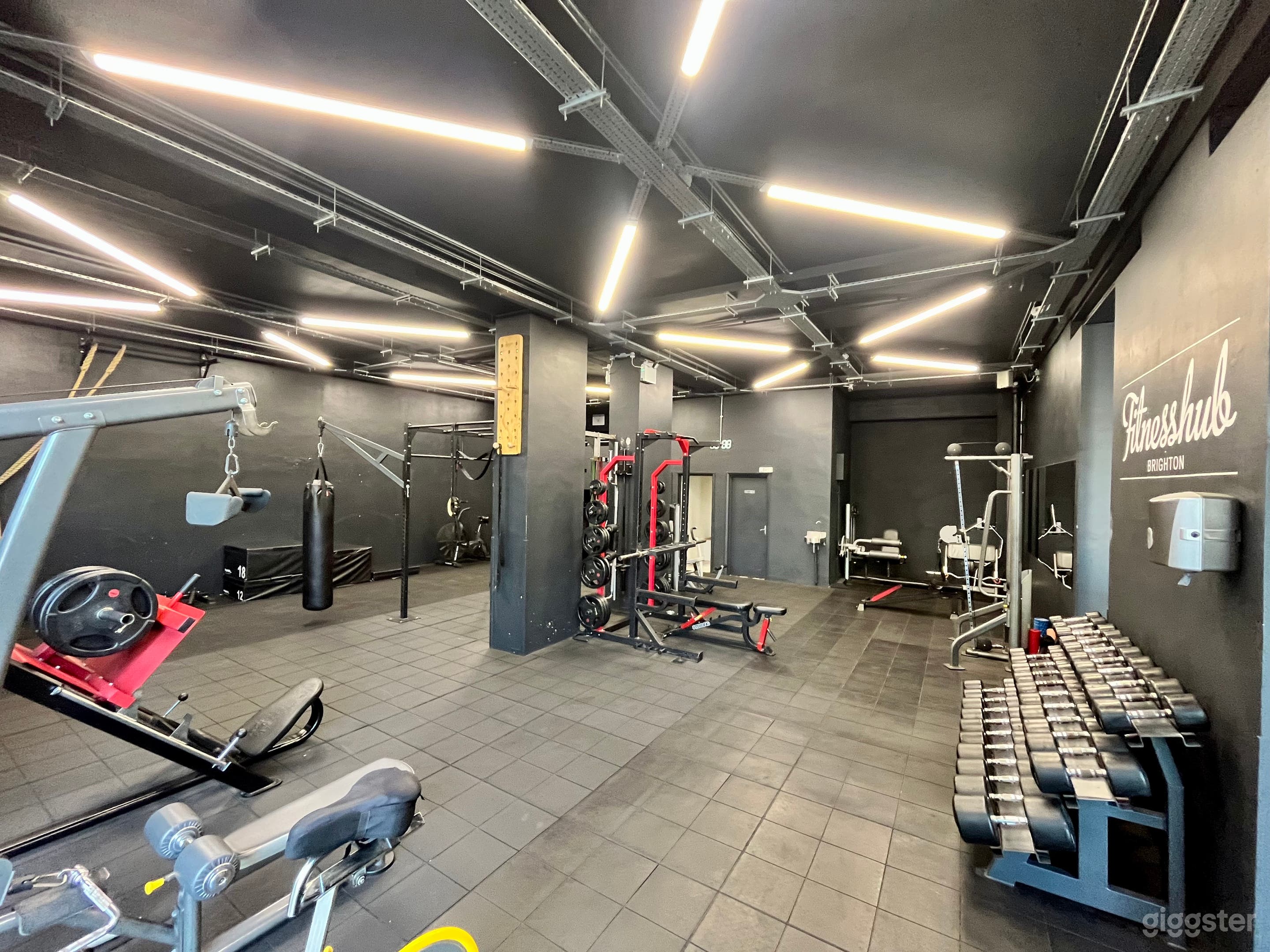 Private, central well equipped gym Photo 2