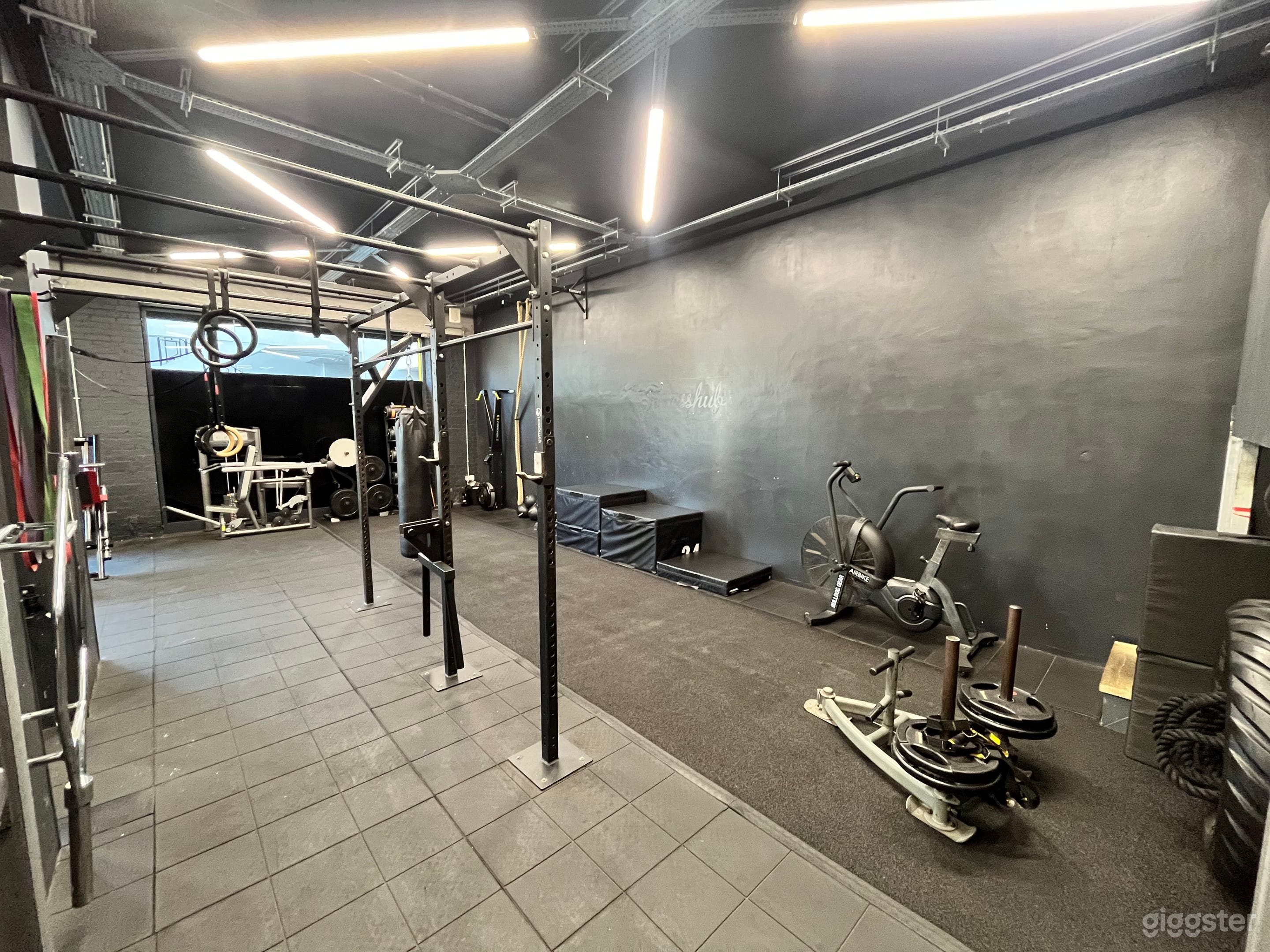 Private, central well equipped gym Photo 3