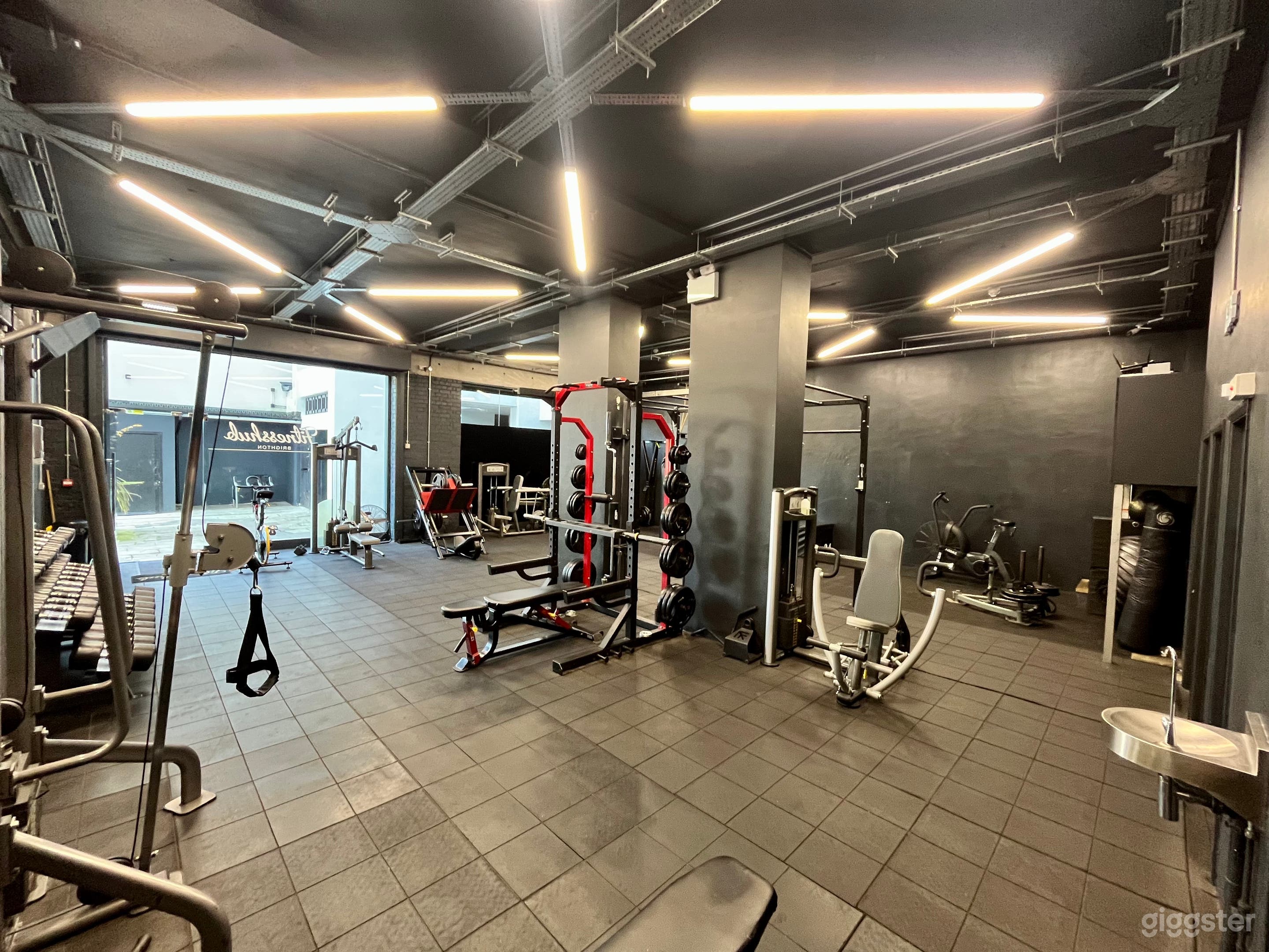 Private, central well equipped gym Photo 1