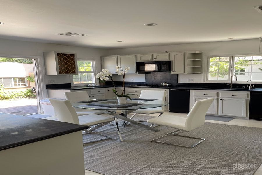 Lovely Beverly Hills Home Photo 4