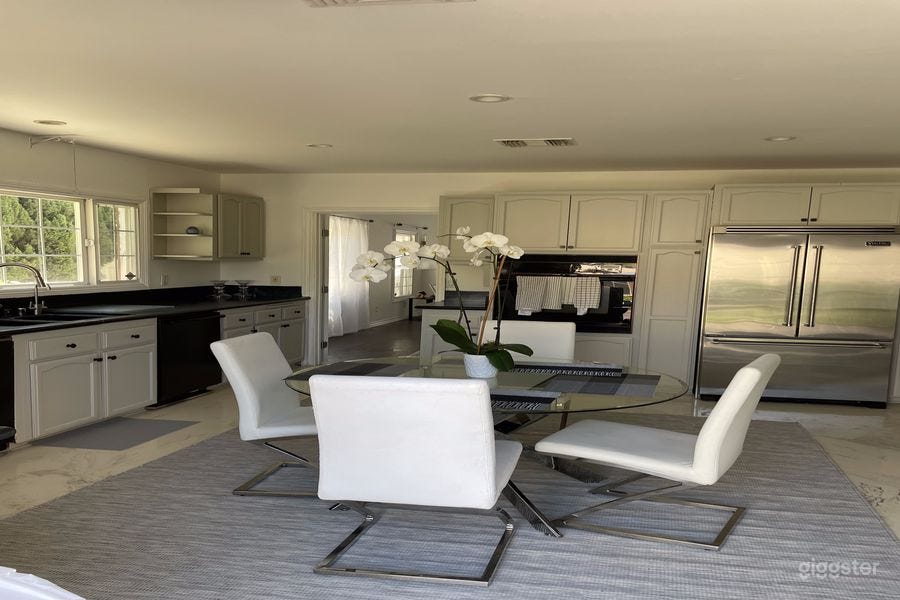 Lovely Beverly Hills Home Photo 3