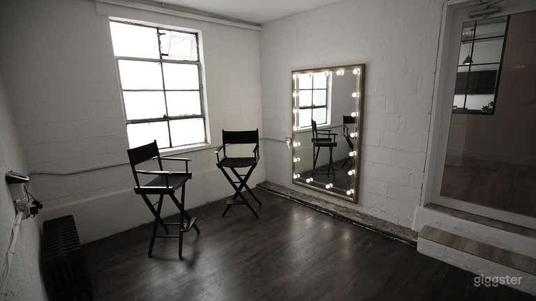  Studio Scarsdale avec Mur Cyclo Blanc, Mini Cyclo Vert et Bureaux au Style Industriel 