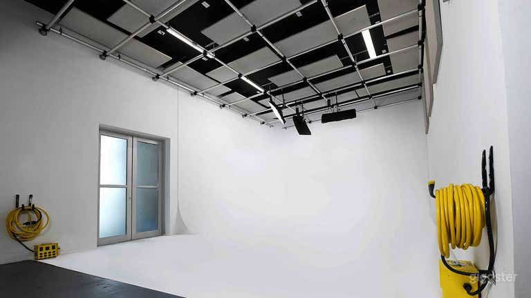  Studio Scarsdale avec Mur Cyclo Blanc, Mini Cyclo Vert et Bureaux au Style Industriel 