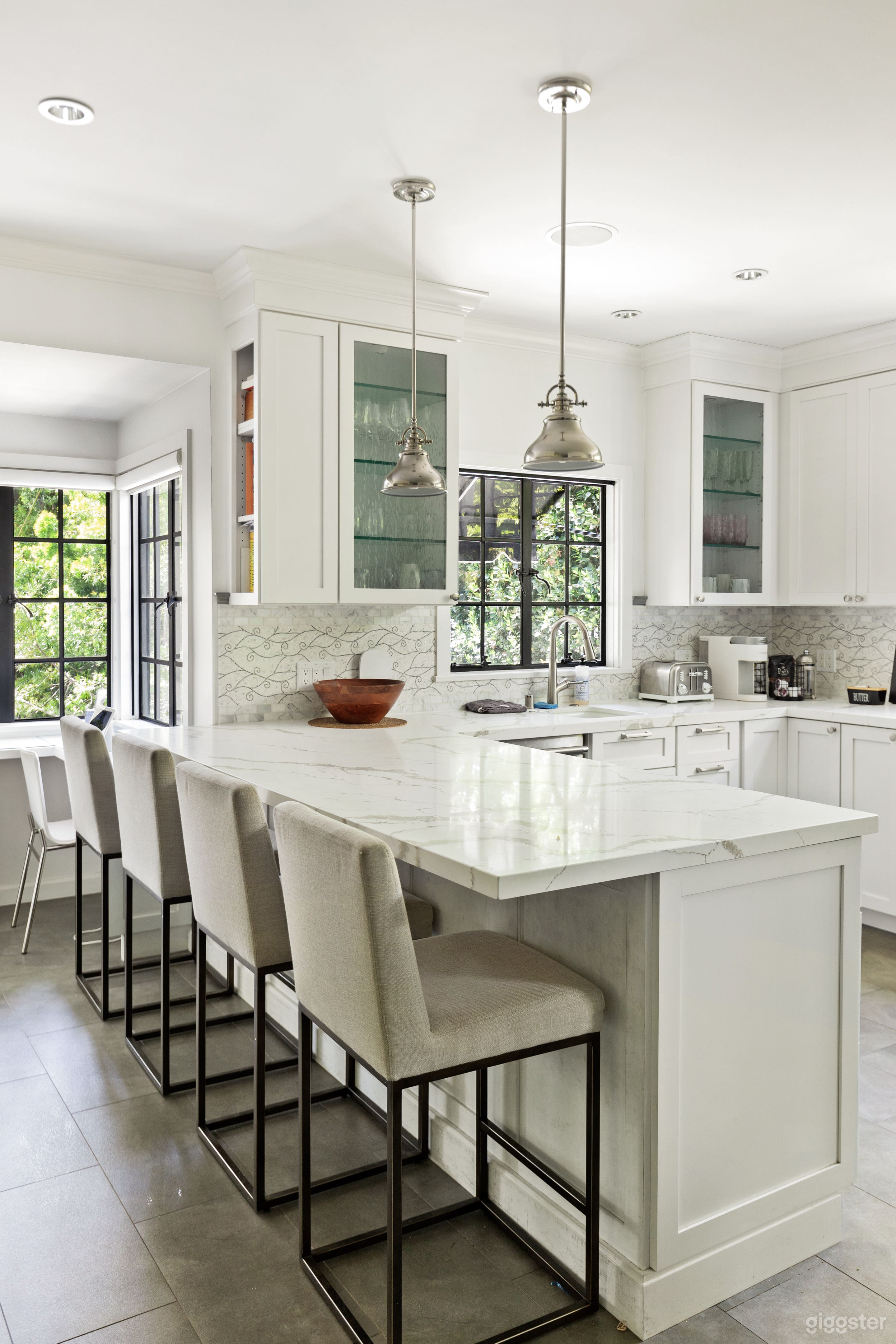 Large 1920s Family House. English Tudor Style  Photo 4