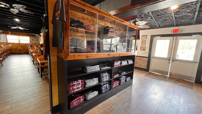 Bright Covered Patio in Barbeque Restaurant Photo 4