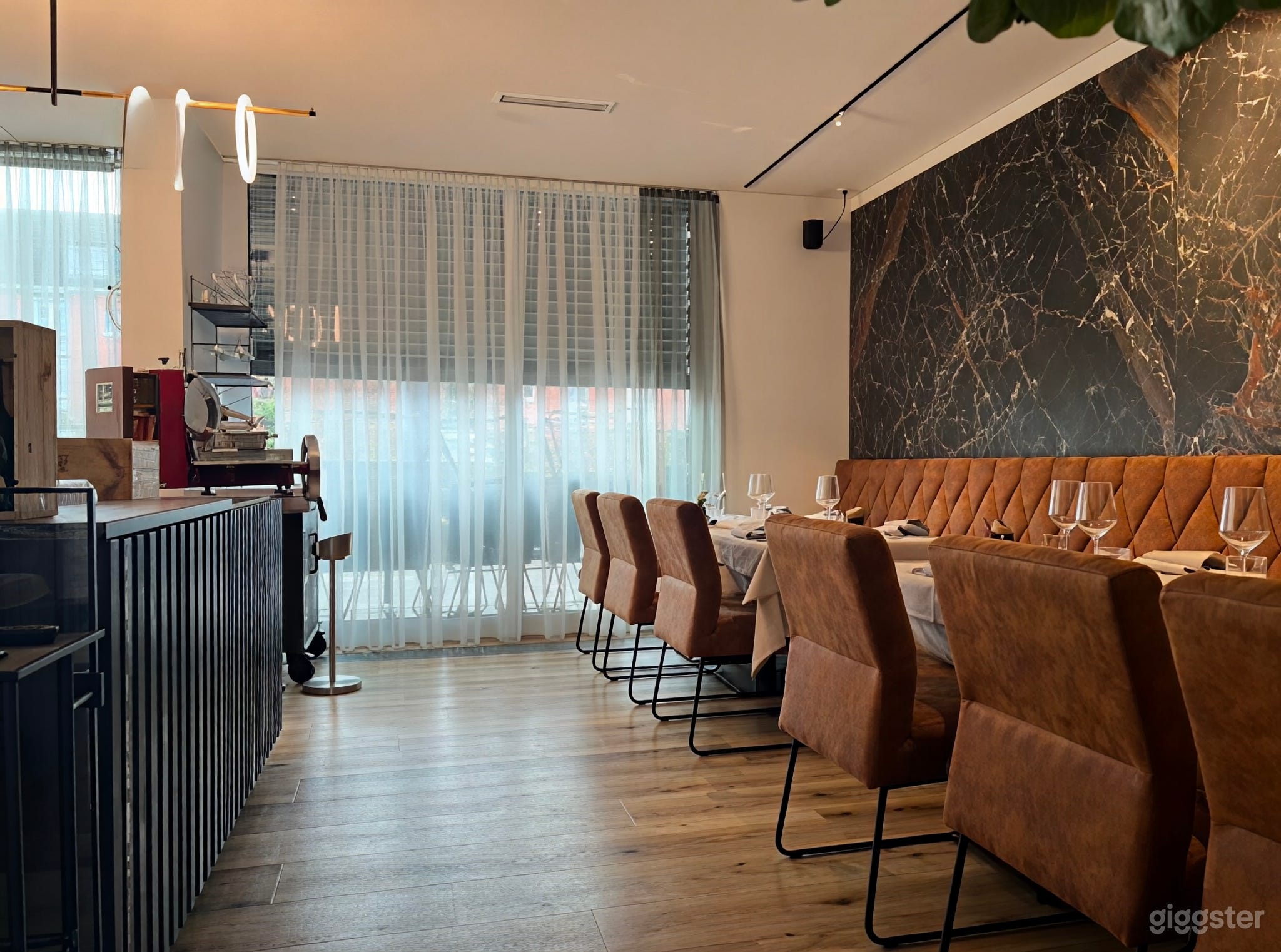 Modernes italienisches Restaurant mit elegantem Interieur Foto 3