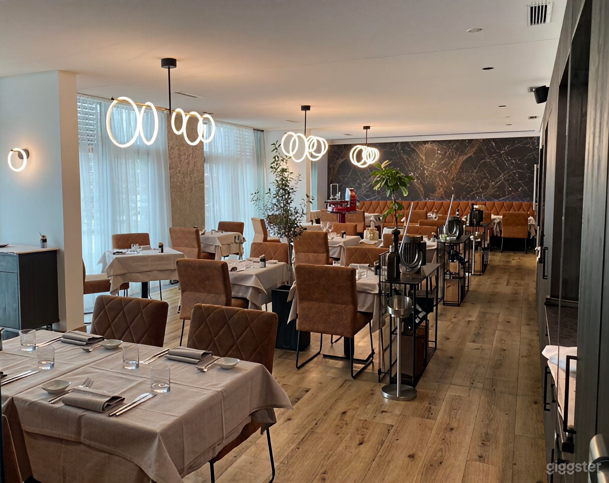Modernes italienisches Restaurant mit elegantem Interieur Foto 1
