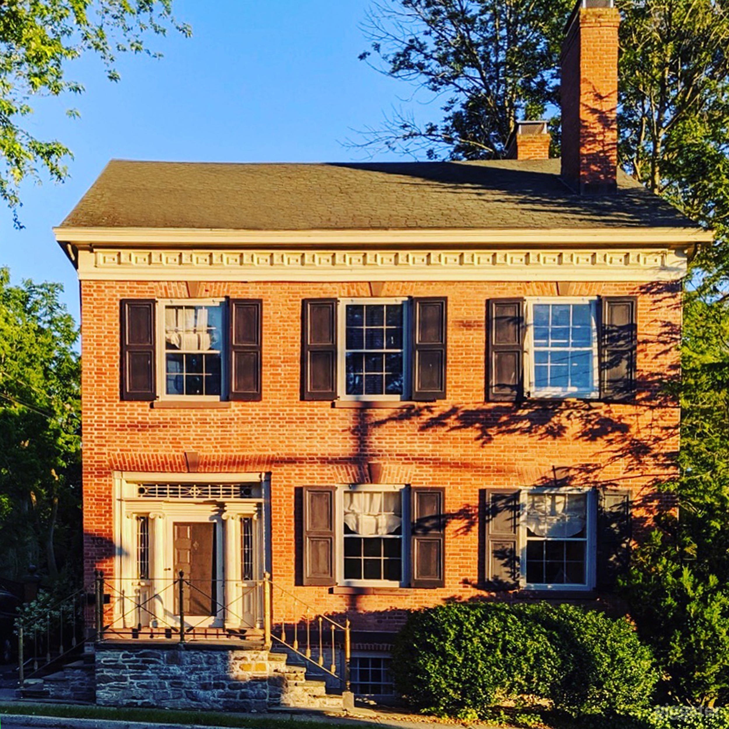 1790 Artistic, Updated, and Colorful Townhouse Photo 2