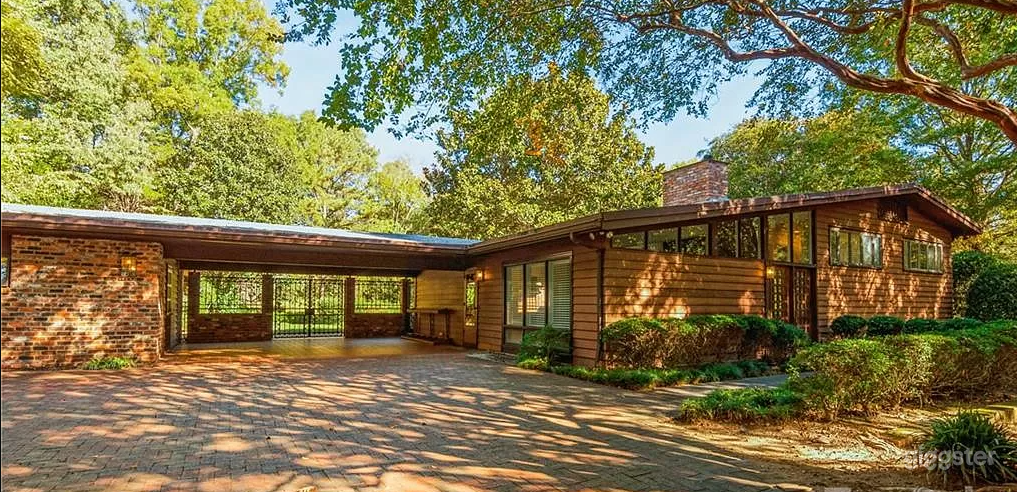 Gorgeous MCM home with large manicured yard Photo 2