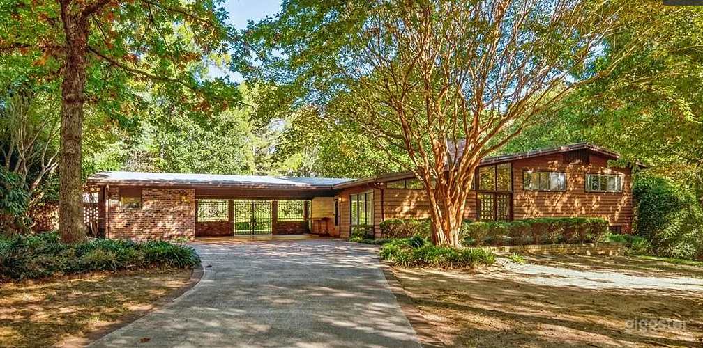 Gorgeous MCM home with large manicured yard Photo 1