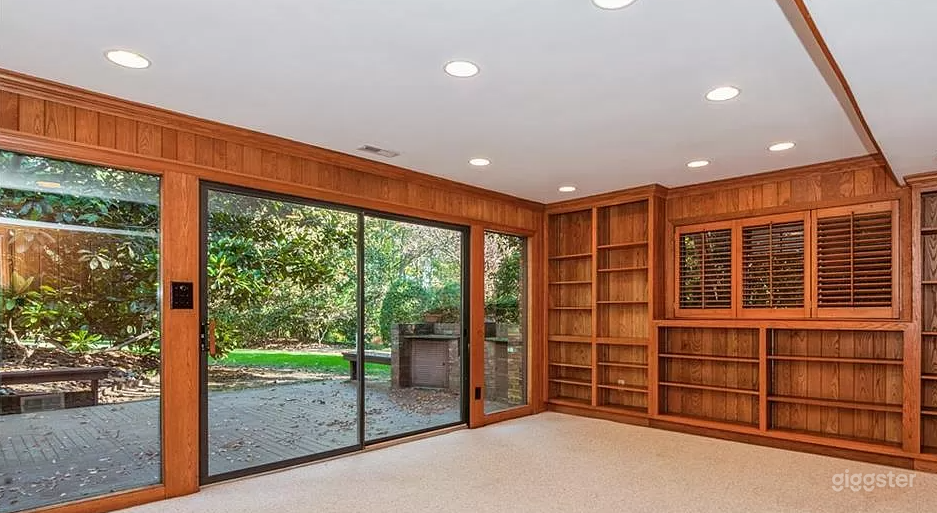 Gorgeous MCM home with large manicured yard Photo 3