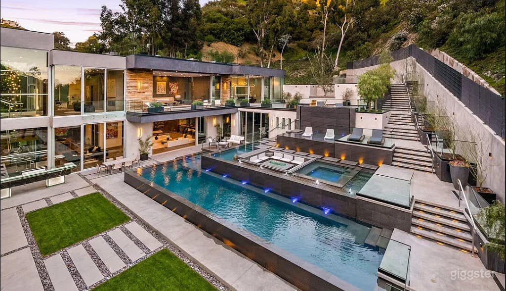 $40M Brand New Ultra Modern Entertainer Compound Photo 2