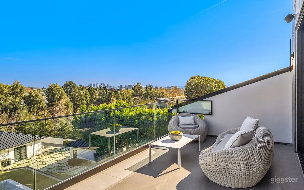 Stunning Modern Luxury Home with Breathtaking Views Photo 2