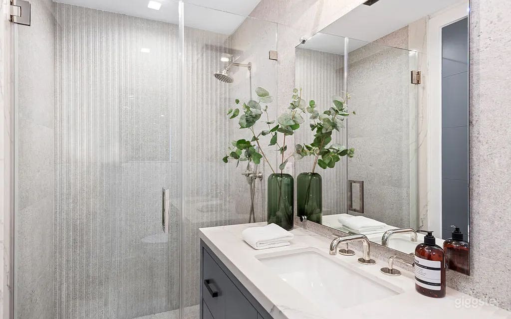 Stunning Modern Luxury Home with Breathtaking Views Photo 4