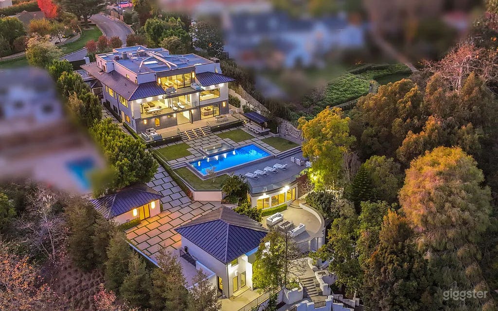 Stunning Modern Luxury Home with Breathtaking Views Photo 1