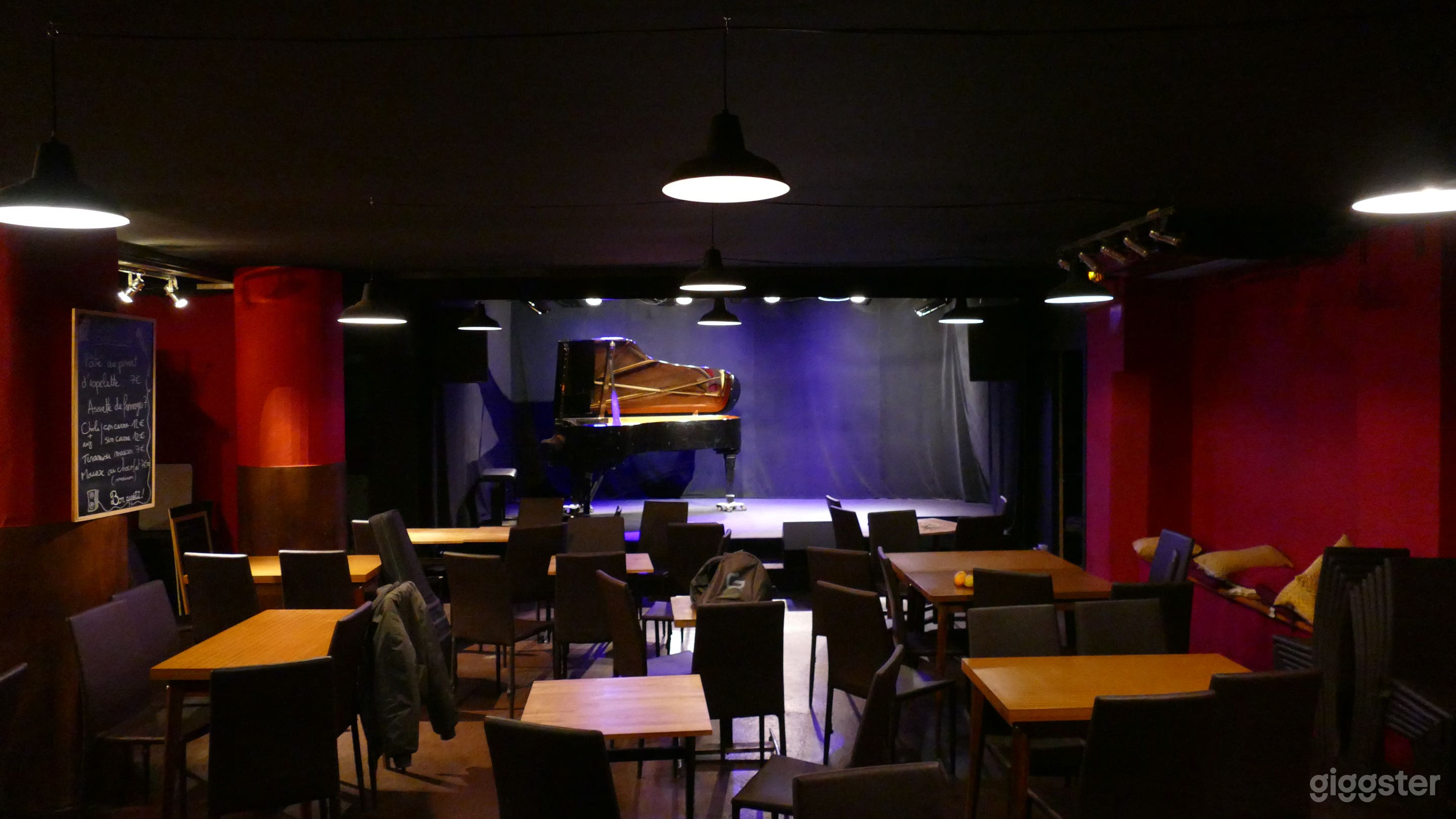 Photo de un petit cabaret intime bien equipe et modulable 1