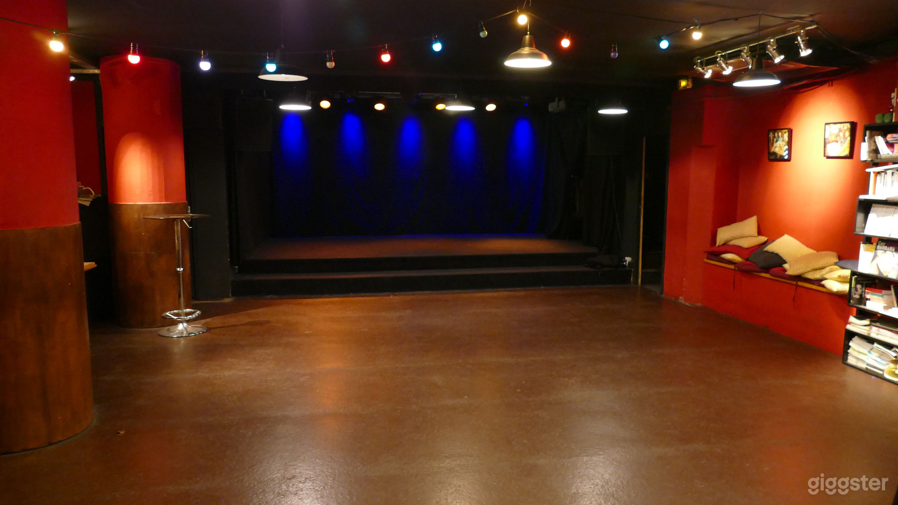 Photo de un petit cabaret intime bien equipe et modulable 3