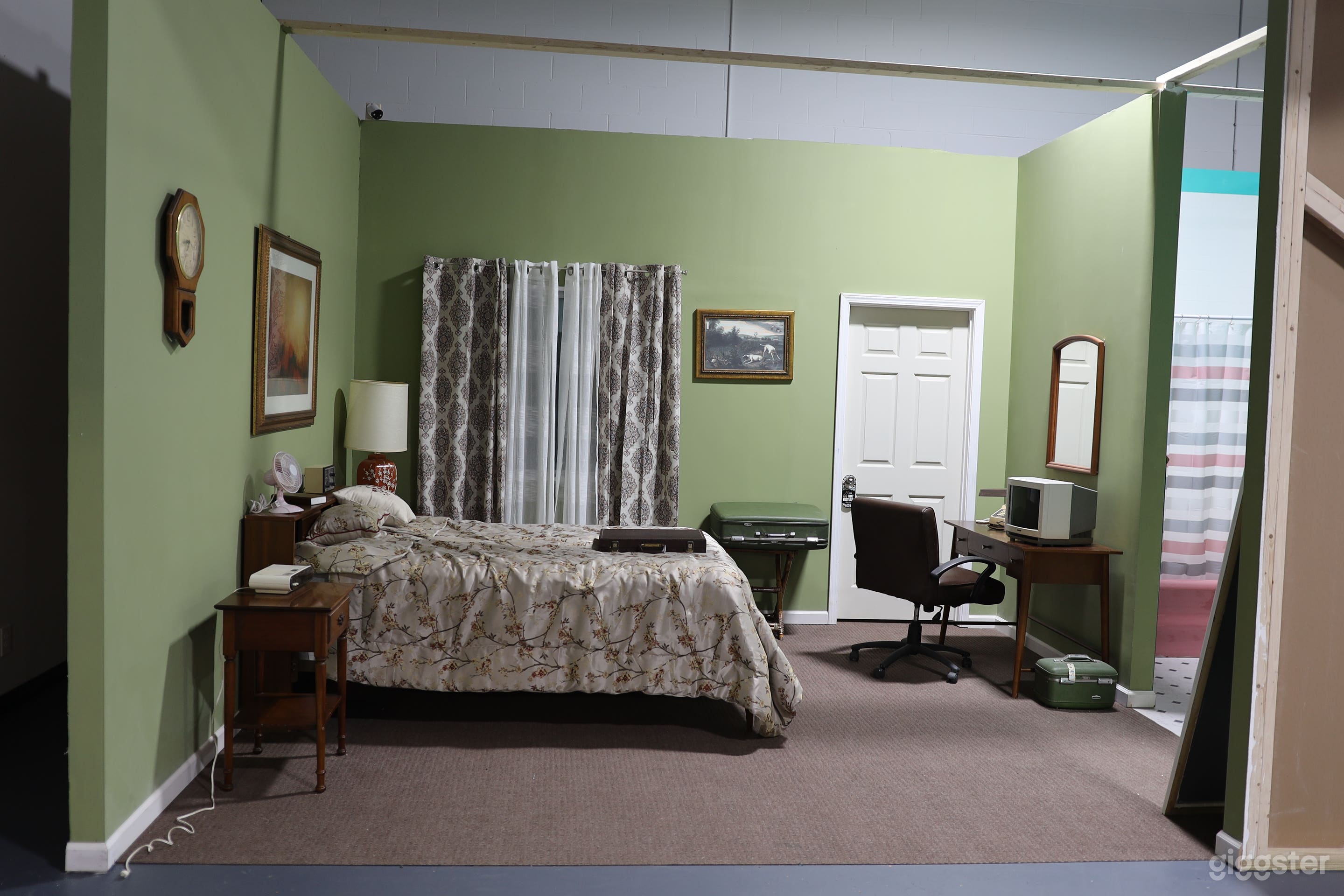  Retro Multiple Sets minutes from Airport Photo 1