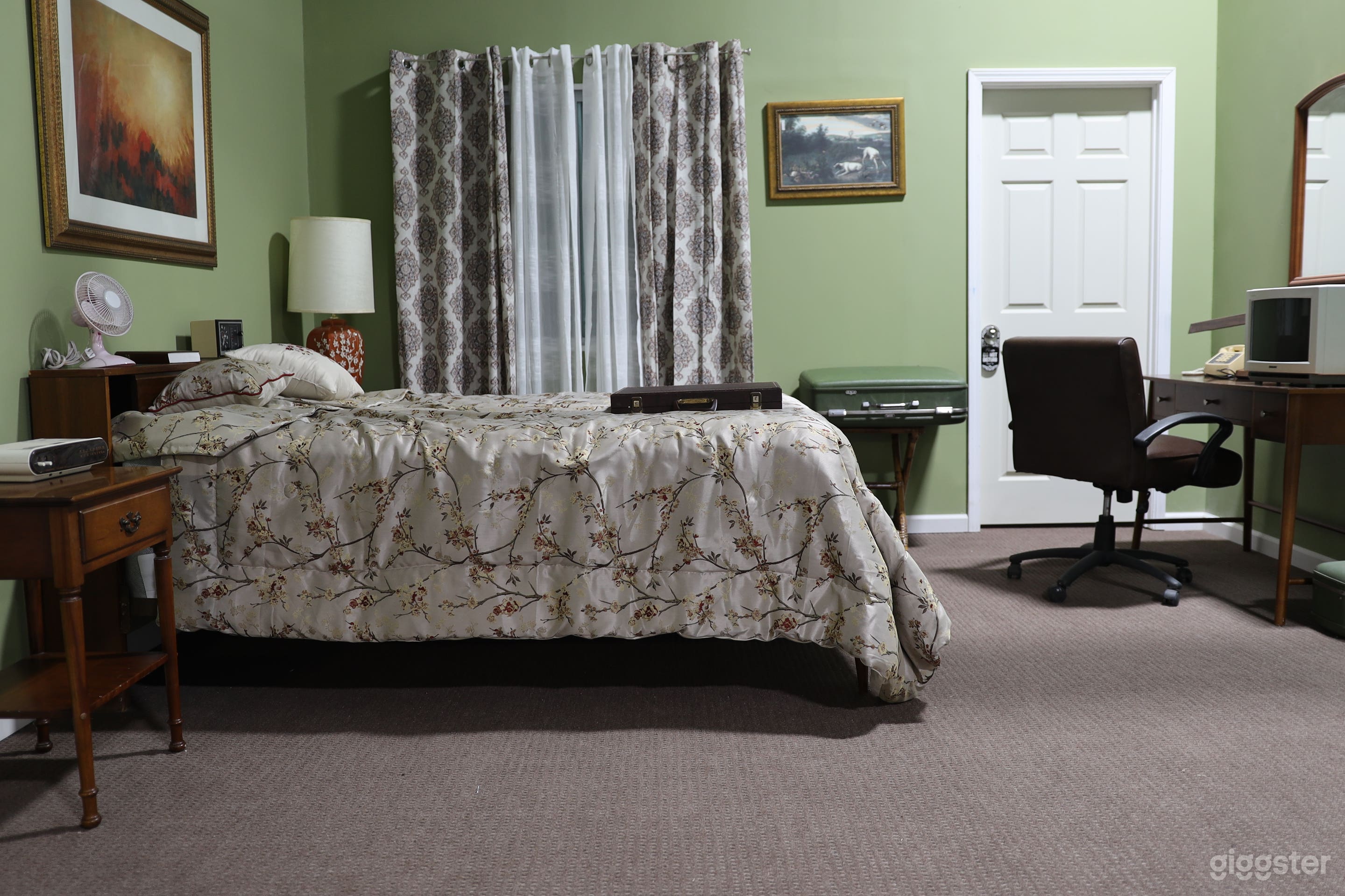  Retro Multiple Sets minutes from Airport Photo 3